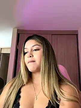 lunablossom  online show from October 23, 6:50 pm