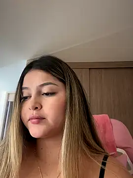 lunablossom  online show from December 3, 9:24 pm