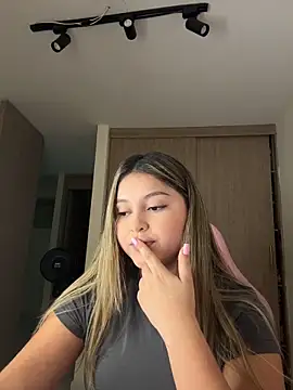 lunablossom  online show from March 17, 12:26 am