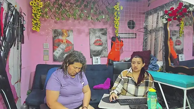 Snapshot of lesbiancuple chatting on May 19, 12:33 pm lesbiancuple online show from May 19, 12:33 pm