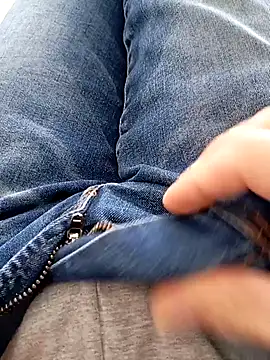 Snapshot of mickzizi chatting on February 4, 12:44 pm mickzizi online show from February 4, 12:44 pm