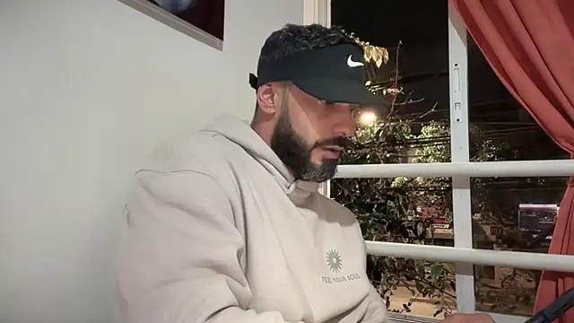 romeolovedark online show from October 31, 6:47 am