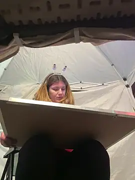 Snapshot of DaisyVibesss chatting on December 12, 3:59 pm DaisyVibesss online show from December 12, 3:59 pm