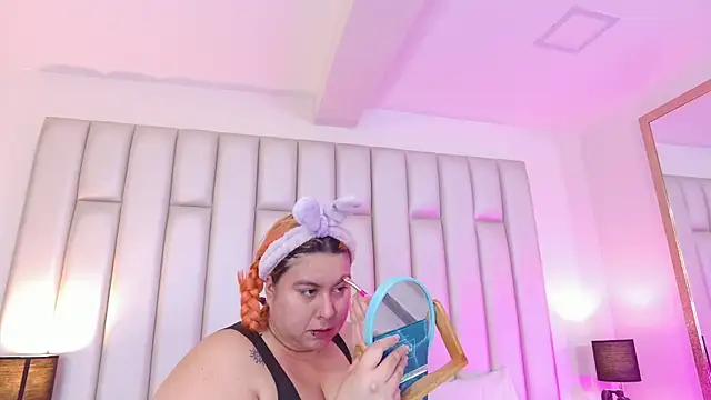 aandreaperez online show from January 7, 11:45 am