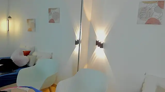 Snapshot of EmilySumer chatting on February 15, 4:31 am EmilySumer online show from February 15, 4:31 am