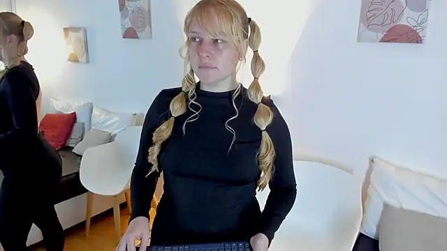 Snapshot of EmilySumer chatting on February 18, 11:55 pm EmilySumer online show from February 18, 11:55 pm