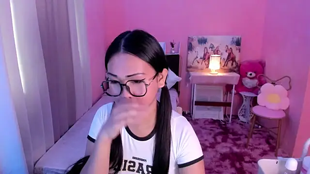 Snapshot of Vivorey_Leighn chatting on December 12, 12:38 am Vivorey Leighn online show from December 12, 12:38 am