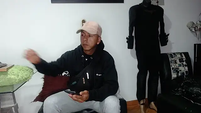 Snapshot of Black_hot266 chatting on November 18, 9:30 pm Black hot266 online show from November 18, 9:30 pm