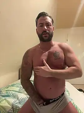 Snapshot of 2guysforu chatting on February 4, 8:49 pm 2guysforu online show from February 4, 8:49 pm