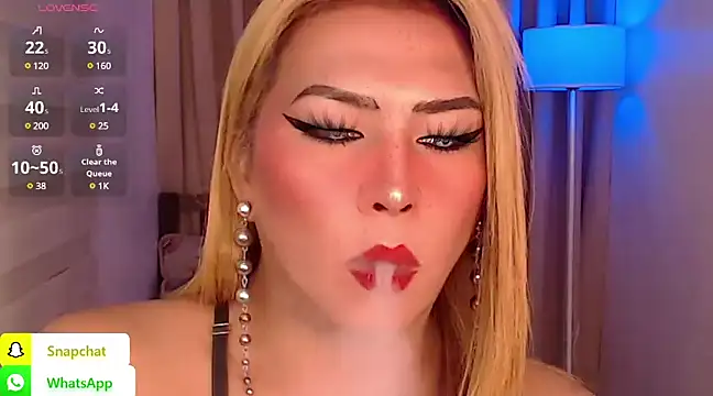 Snapshot of QUEEN_GIAMOORE69 chatting on December 14, 1:28 am QUEEN GIAMOORE69 online show from December 14, 1:28 am