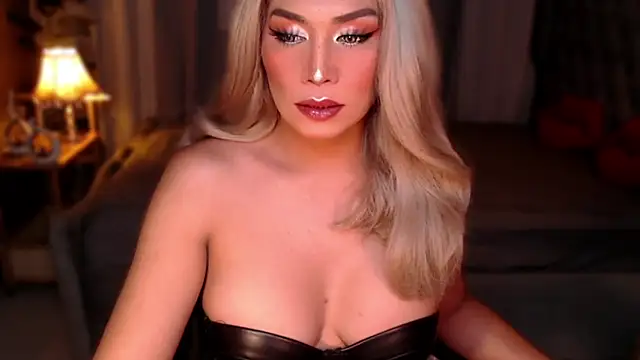 QUEEN GIAMOORE69 online show from May 23, 11:31 pm