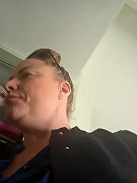 julimonroe online show from April 3, 4:16 pm