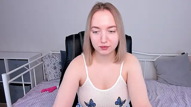 Shy AnnaCutie online show from February 17, 5:36 am