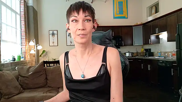 Snapshot of EveEnigma chatting on January 10, 8:21 pm EveEnigma online show from January 10, 8:21 pm