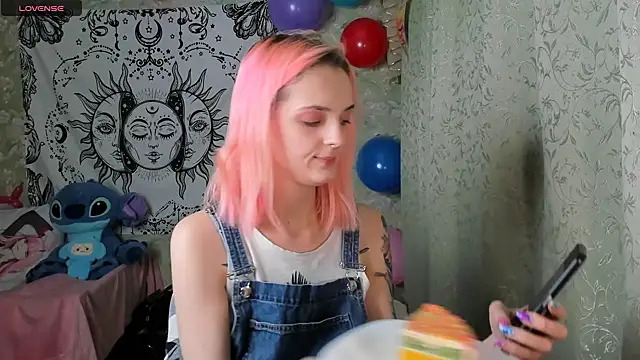 Snapshot of Cutie_Adelia chatting on December 12, 1:28 pm Cutie Adelia online show from December 12, 1:28 pm