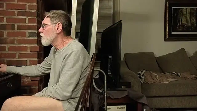 Snapshot of CDforU chatting on December 18, 3:23 am CDforU online show from December 18, 3:23 am