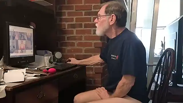 Snapshot of CDforU chatting on January 6, 3:27 pm CDforU online show from January 6, 3:27 pm