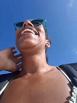 Snapshot of Goldenlace chatting on December 19, 9:49 pm Goldenlace online show from December 19, 9:49 pm