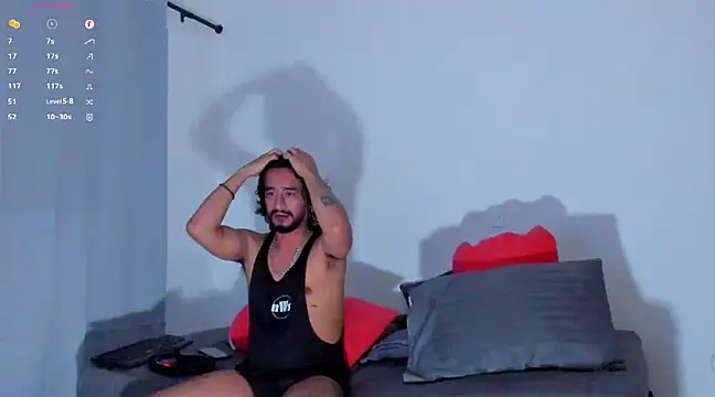 Snapshot of Cloudy_pigDude chatting on December 28, 4:41 am Cloudy pigDude online show from December 28, 4:41 am