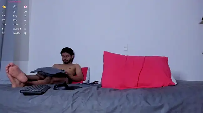 Snapshot of Cloudy_pigDude chatting on February 19, 12:14 am Cloudy pigDude online show from February 19, 12:14 am