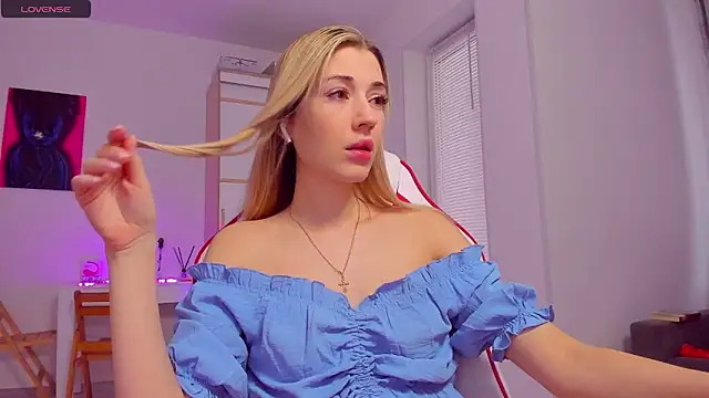 Snapshot of HotCarolineXO chatting on February 3, 7:40 am HotCarolineXO online show from February 3, 7:40 am