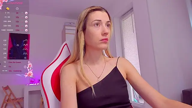 Snapshot of HotCarolineXO chatting on September 23, 10:18 am HotCarolineXO online show from September 23, 10:18 am