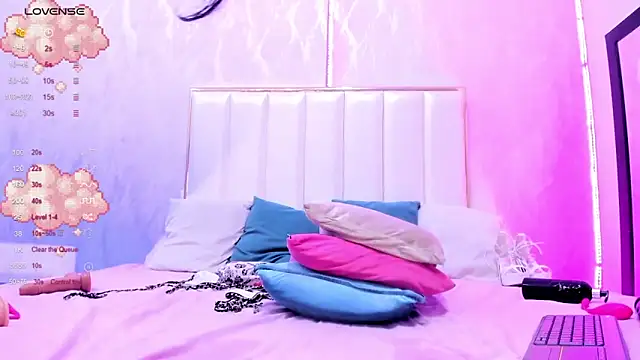 Snapshot of zarahfoster chatting on December 10, 8:05 pm zarahfoster online show from December 10, 8:05 pm