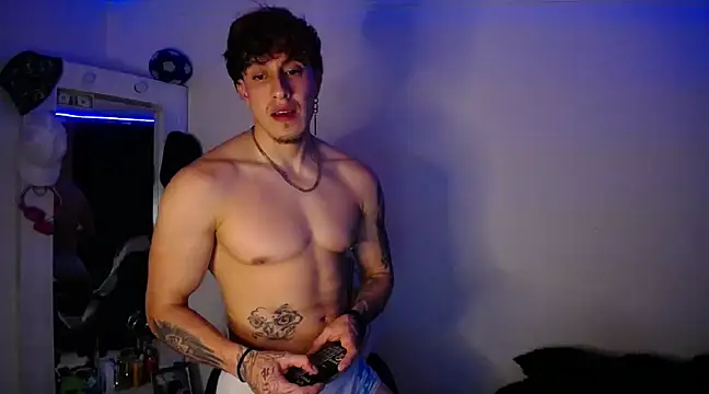 Snapshot of strongboy_ chatting on December 29, 7:39 am strongboy online show from December 29, 7:39 am