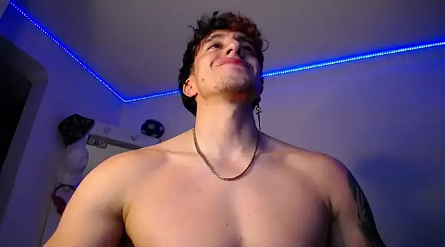 Snapshot of strongboy_ chatting on December 29, 10:45 am strongboy online show from December 29, 10:45 am