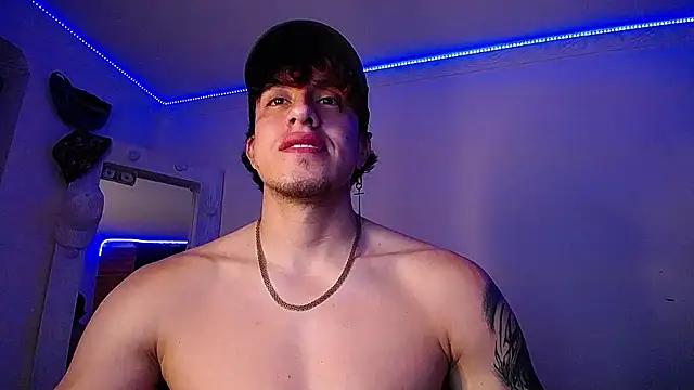 Snapshot of strongboy_ chatting on January 9, 3:36 am strongboy online show from January 9, 3:36 am