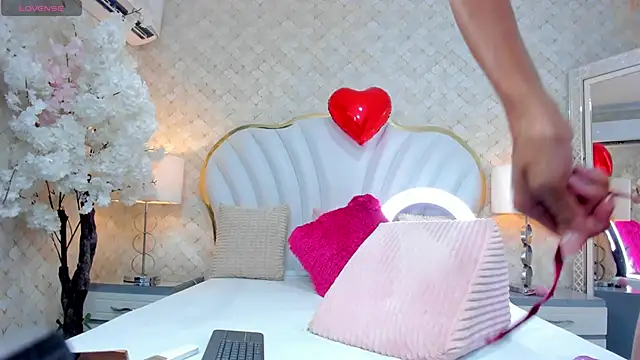 Snapshot of KendalStallyon chatting on February 18, 8:49 pm KendalStallyon online show from February 18, 8:49 pm