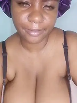 Snapshot of bigtitssxx chatting on April 11, 8:29 am bigtitssxx online show from April 11, 8:29 am