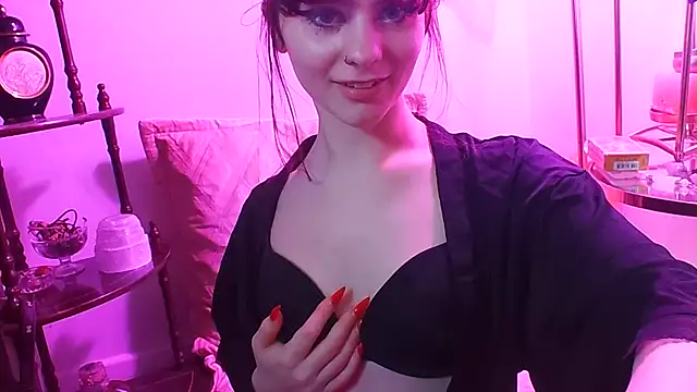 Snapshot of crystalsbaby chatting on January 5, 2:27 am crystalsbaby online show from January 5, 2:27 am