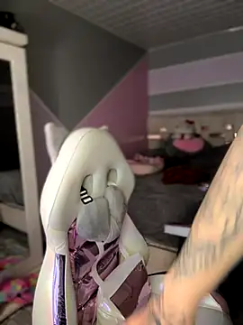 Sam Thompsoon  online show from November 14, 2:54 am