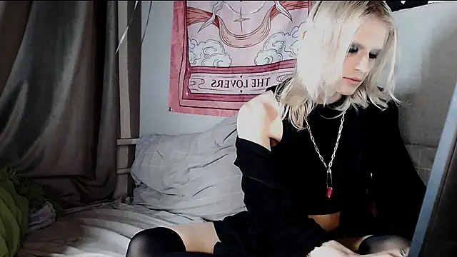 Alien Bella online show from June 4, 11:55 pm