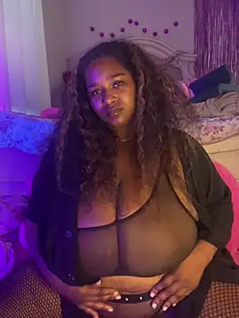 Snapshot of BigFineSelena chatting on June 12, 1:04 am BigFineSelena online show from June 12, 1:04 am