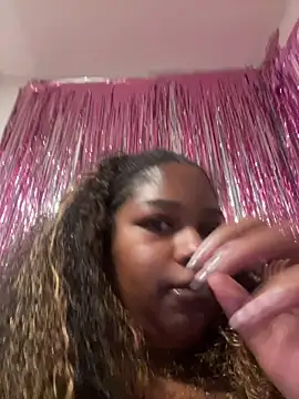 Snapshot of BigFineSelena chatting on June 25, 9:47 am BigFineSelena online show from June 25, 9:47 am