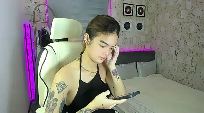 Snapshot of AlexandraMooree chatting on January 17, 1:46 pm AlexandraMooree online show from January 17, 1:46 pm