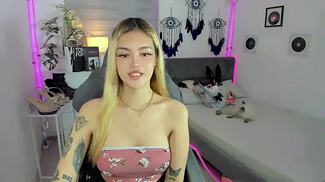 Snapshot of AlexandraMooree chatting on January 13, 9:42 pm AlexandraMooree online show from January 13, 9:42 pm