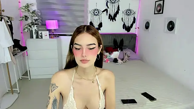 AlexandraMooree online show from June 15, 9:28 pm