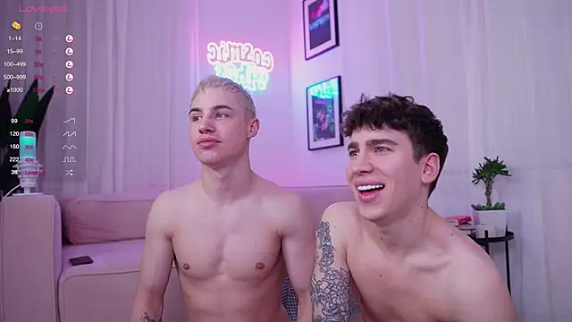 Snapshot of Evan__White_ chatting on February 9, 4:50 pm Evan White online show from February 9, 4:50 pm