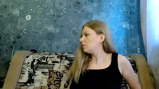 Snapshot of BlondeFox chatting on April 26, 2:20 am BlondeFox online show from April 26, 2:20 am