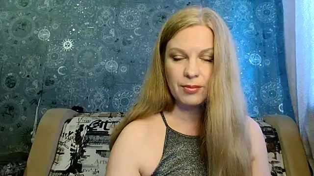 Snapshot of BlondeFox chatting on April 29, 3:21 am BlondeFox online show from April 29, 3:21 am