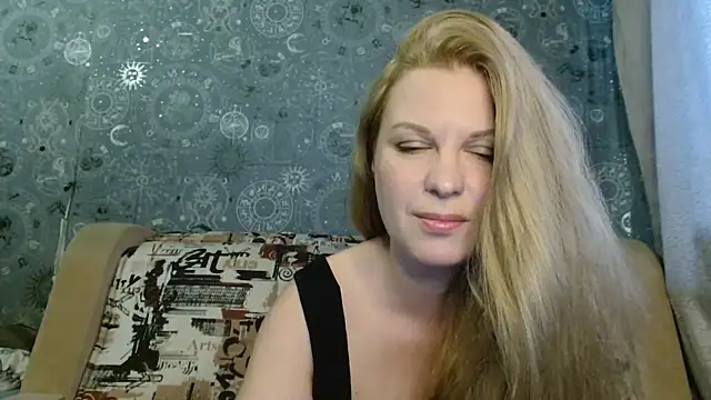 Snapshot of BlondeFox chatting on June 1, 3:08 am BlondeFox online show from June 1, 3:08 am