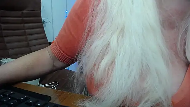 Snapshot of BlondyLeeBest chatting on March 8, 1:50 am BlondyLeeBest online show from March 8, 1:50 am