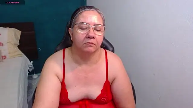 Snapshot of scaelettdubois chatting on June 4, 12:49 am scaelettdubois online show from June 4, 12:49 am