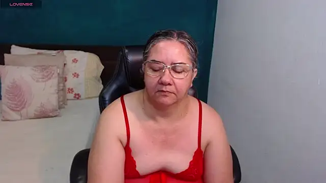 Snapshot of scaelettdubois chatting on June 14, 10:23 pm scaelettdubois online show from June 14, 10:23 pm