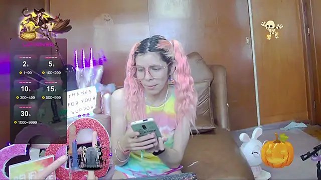 Skinygirl online show from November 2, 7:05 pm