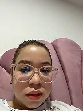 Snapshot of Lucyklein2022 chatting on March 20, 11:42 pm Lucyklein2022 online show from March 20, 11:42 pm