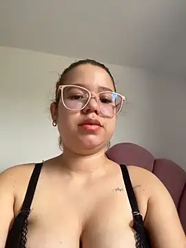 Snapshot of Lucyklein2022 chatting on March 27, 3:34 pm Lucyklein2022 online show from March 27, 3:34 pm